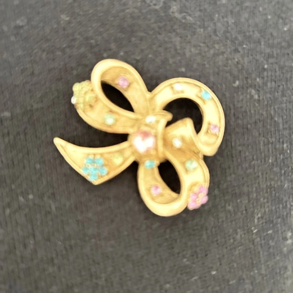 Vintage 60’s textured Gold tone Bow Brooch Multicolor pastel rhinestones marked